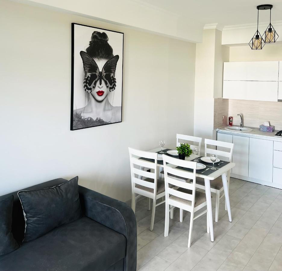 Oasis, Charming 1bd With Living
